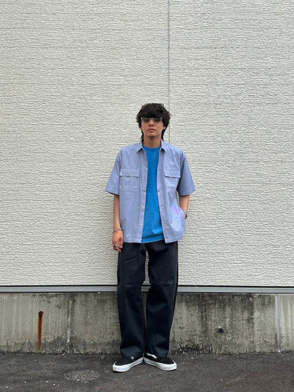 「スニーカー、ワイドパンツ、vans、カジュアル、キレイめ、ゆるコーデ、アースカラー、デートコーデ、シンプルコーデ、アウトドア、スリッポン、スニーカーコーデ、newarrival、ユニセックス、20代」｜「SMELLYのクリアフレームサングラス（サングラス、イエロー系）」を使った、鷹見侑輝さん（メンズ・175cm）の春コーディネートの1枚目の写真