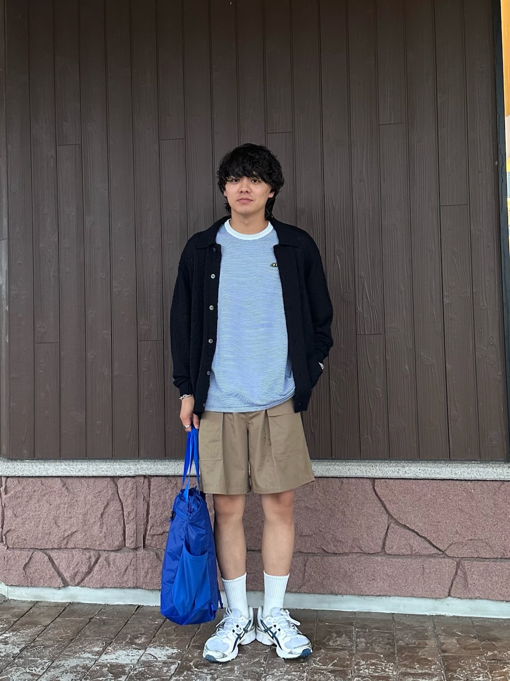 「スポーツミックス、ボーダー、ボーダーTシャツ、夏コーデ、きれいめカジュアル、メンズファッション、ニットカーディガン、スニーカー、asics、アシックス、ショーツ、ショートパンツ」｜「ASICSのASICS　GEL-NIMBUS 9（スニーカー、ホワイト系）」を使った、鷹見侑輝さん（メンズ・175cm）の夏コーディネートの1枚目の写真
