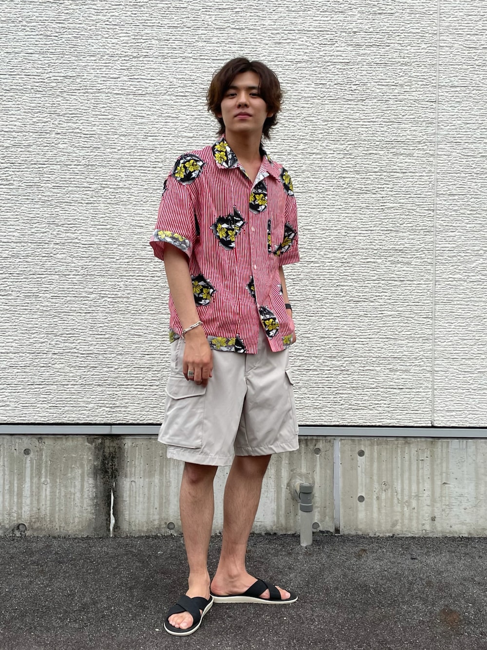 「柄シャツ、ストライプシャツ、ショーツ、カーゴショーツ、ワイドショーツ、サンダル、アーバンリサーチ」｜「PHINGERINのアイテム（シャツ/ブラウス、レッド系）」を使った、鷹見侑輝さん（メンズ・175cm）の夏コーディネートの1枚目の写真