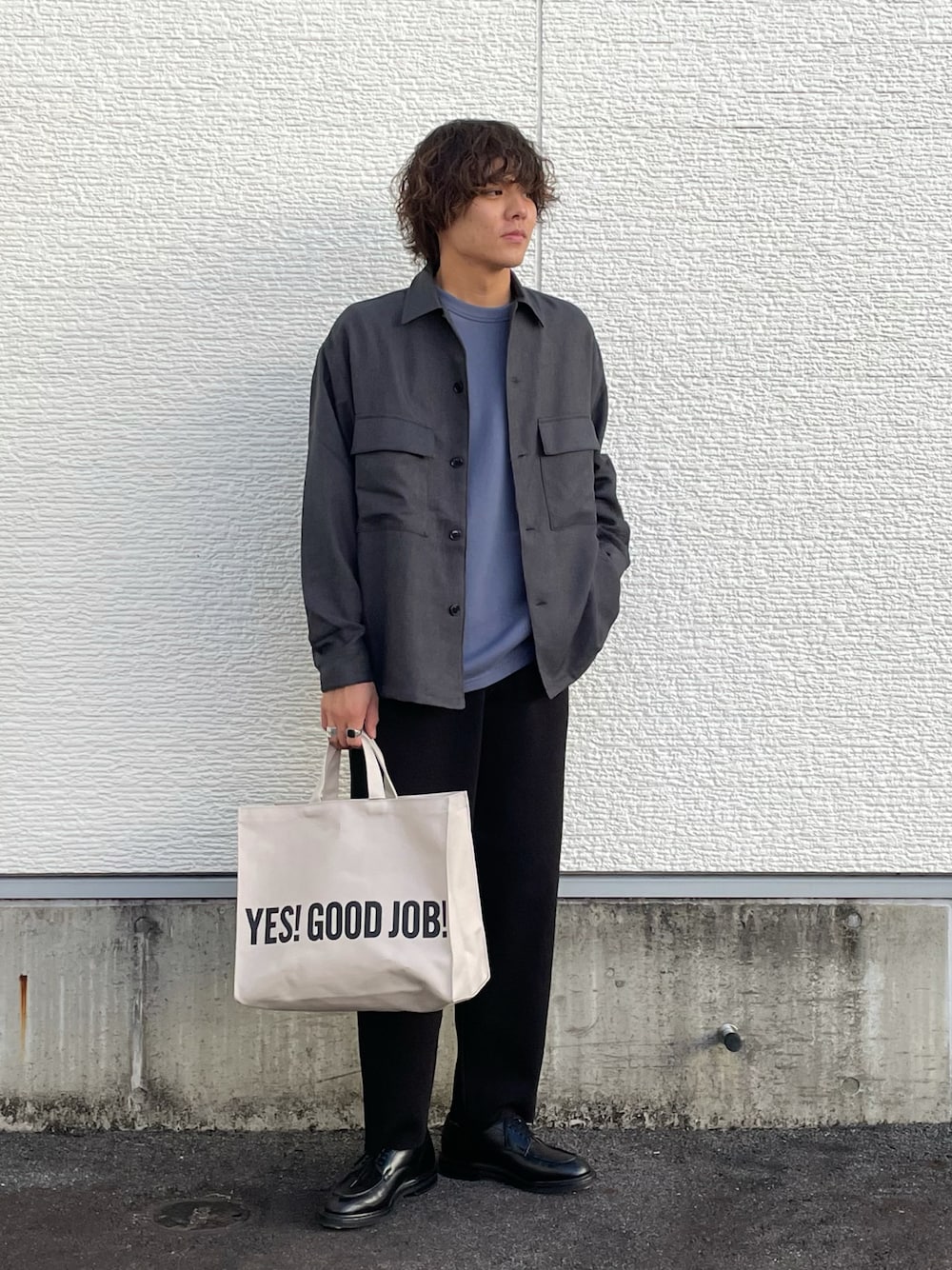 「だから秋服が好き、CPOジャケット、グレーコーデ、ジャケットスタイル、ジャケットコーデ、ニットパンツ、トートバッグ、革靴、Uチップ、アーバンリサーチ、URBAN RESEARCH」｜「ITEMS URBANRESEARCHのポリツイルCPOジャケット（その他アウター、グレー系）」を使った、鷹見侑輝さん（メンズ・175cm）の秋コーディネートの1枚目の写真