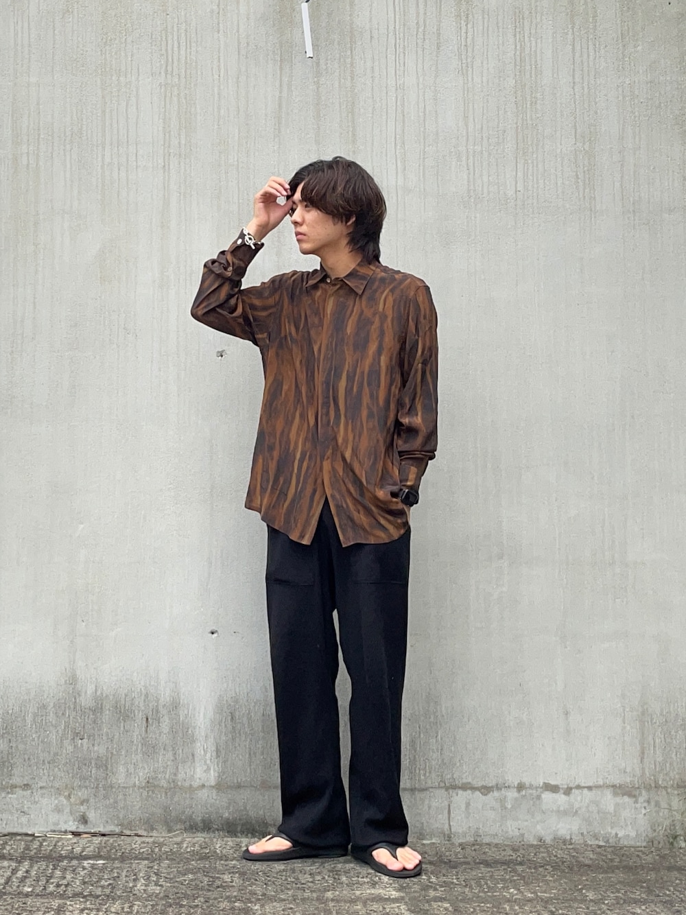 「ゆるコーデ、シルクシャツ、ニットパンツ、サンダルコーデ、柄シャツ、oofos、アーバンリサーチ、ドメスティックブランド」｜「ALMOSTBLACKのアイテム（スウェットパンツ、ブラック系）」を使った、鷹見侑輝さん（メンズ・175cm）の秋コーディネートの1枚目の写真