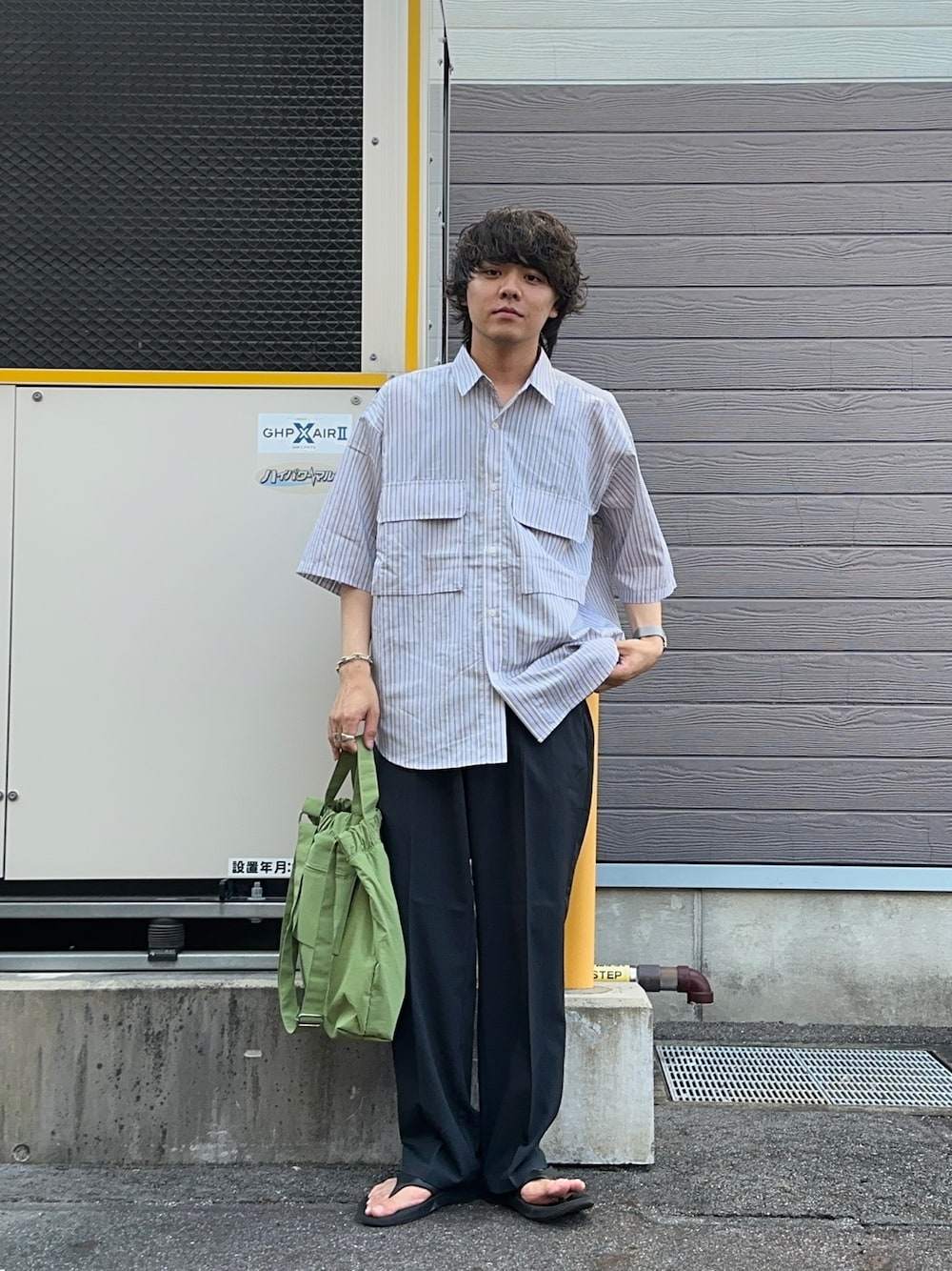 「夏服、差し色コーデ、ストライプシャツ、サンダルコーデ、oofos」｜「SENSE OF PLACE by URBAN RESEARCHのストライプCPOルーズシャツ(5分袖)（シャツ/ブラウス、その他）」を使った、鷹見侑輝さん（メンズ・175cm）の夏コーディネートの1枚目の写真