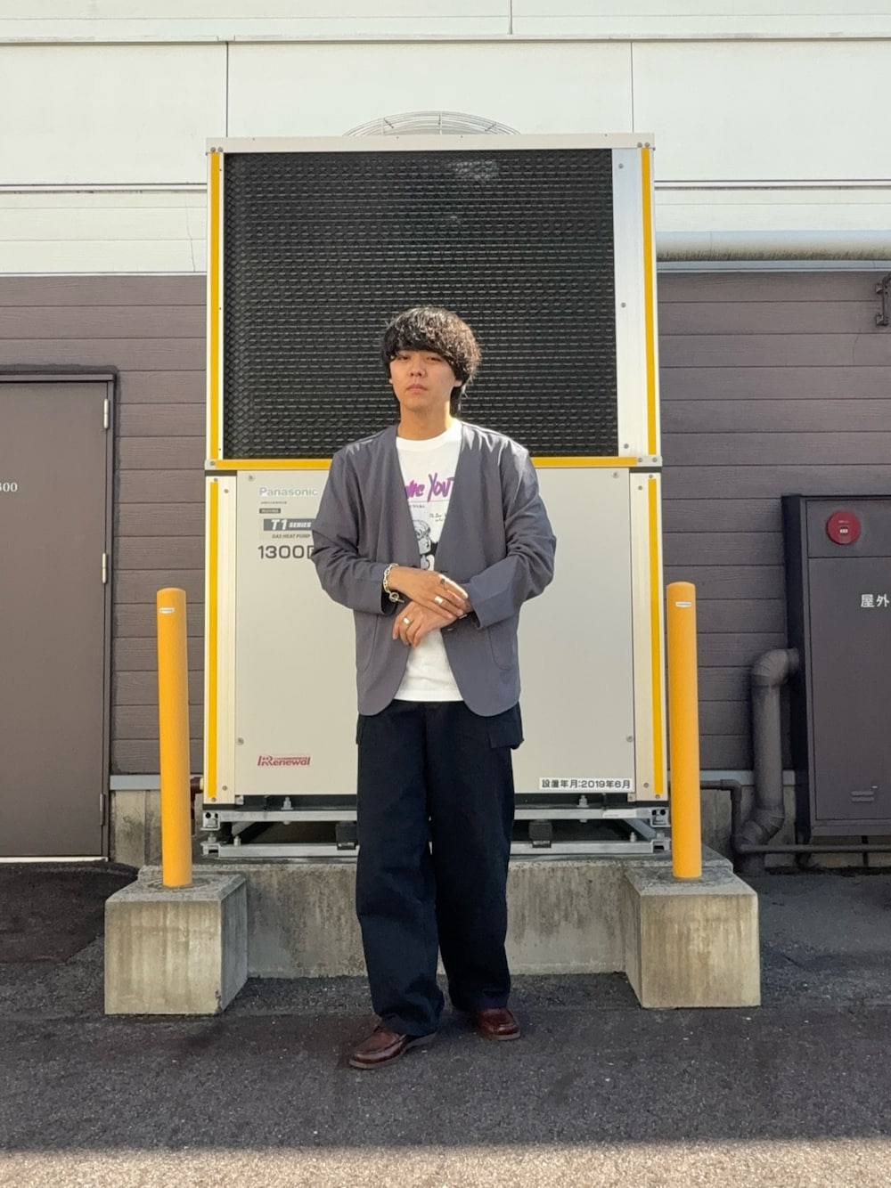 「レザー、秋服準備はじめました、旬顔デニムコーデ、季節の変わり目羽織コーデ、初秋のパンツスタイル、オトナカジュアル、大人カジュアル、お出かけコーデ、着回しコーデ、メンズファッション、秋コーデ、チノパン、プリントT、ノーカラージャケット、ローファー」｜「ITEMS URBANRESEARCHのSonic Youth T-Shirts（Tシャツ/カットソー、その他）」を使った、鷹見侑輝さん（メンズ・175cm）の秋コーディネートの1枚目の写真