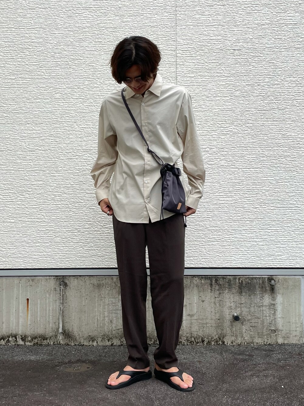 「シャツコーデ、スラックス、シャツ、サンダル、ショルダーバッグ、アーバンリサーチ、URBAN RESEARCH」｜「ITEMS URBANRESEARCHのレギュラーカラーシャツ（シャツ/ブラウス、ベージュ系）」を使った、鷹見侑輝さん（メンズ・175cm）の秋コーディネートの1枚目の写真