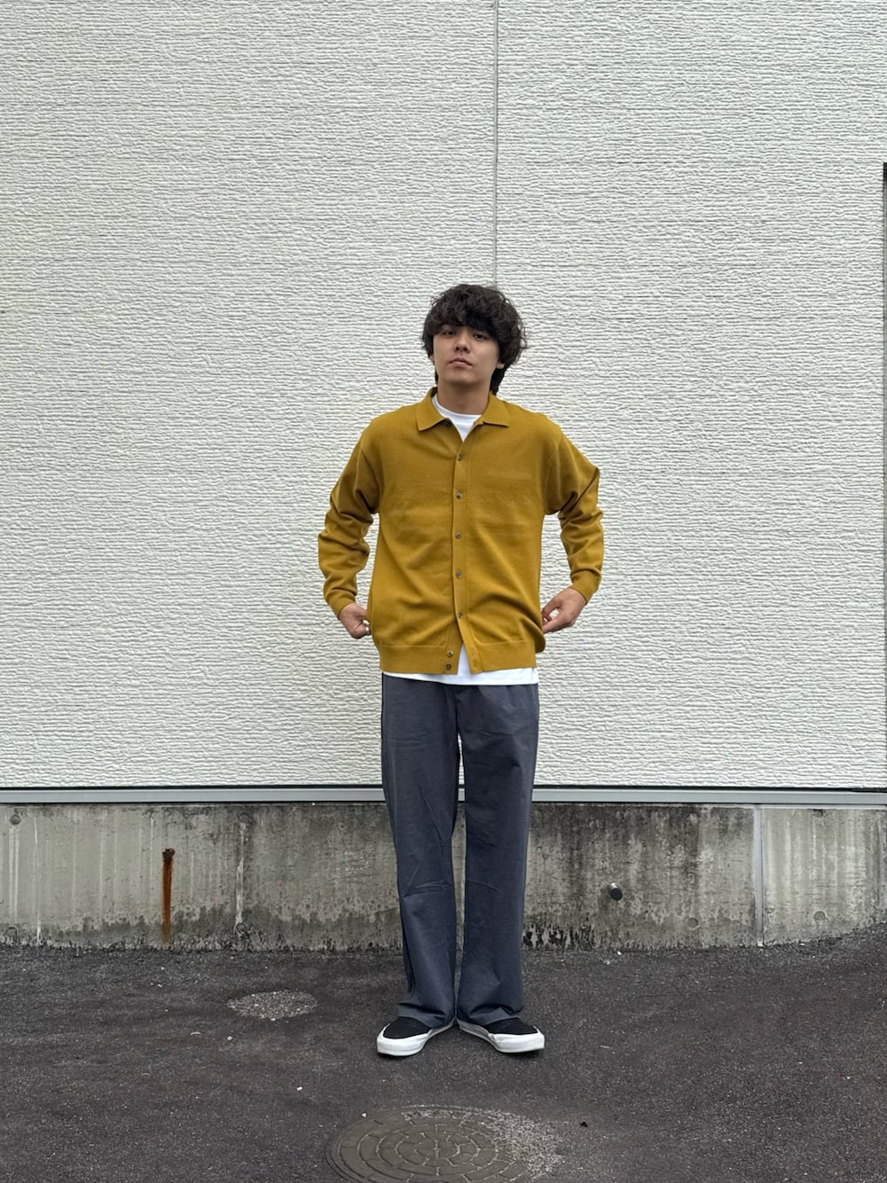 グレー系のその他パンツ、ブラック系のスニーカー、ホワイト系のTシャツ/カットソーを着用したメンズの秋コーディネートの1枚目の写真