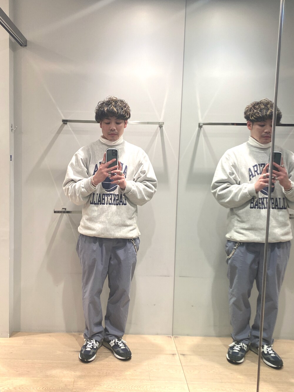 「BEAUTY&YOUTH UNITED ARROWS、Champion、Steven Alan、Chrome Hearts、New Balance、m992」｜「BEAUTY&YOUTH UNITED ARROWSのアイテム（Tシャツ/カットソー、ホワイト系）」を使った、shibuya shunsukeさん（メンズ・172cm）の冬コーディネートの1枚目の写真