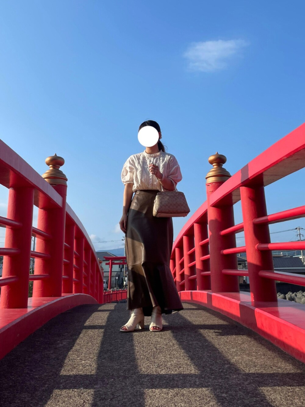 「シンプル、ロングスカート、プチプラ、マーメイドスカート、淡色コーデ、今日のコーデ、淡色女子」｜「earth music&ecologyのピンタックレースシャツ ＊（シャツ/ブラウス、ホワイト系）」を使った、misakiさん（レディース・153cm）の秋コーディネートの1枚目の写真
