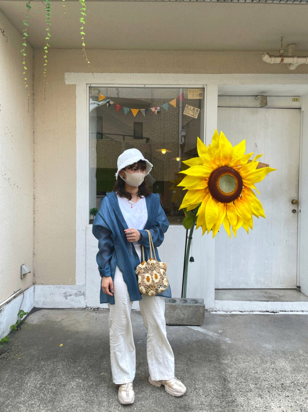 「夏コーデ、パンツスタイル、大人カジュアル、カジュアルコーデ、厚底シューズ、シアーシャツ、プチプラ」｜「Availのアイテム（帽子、ホワイト系）」を使った、misakiさん（レディース・153cm）の夏コーディネートの1枚目の写真