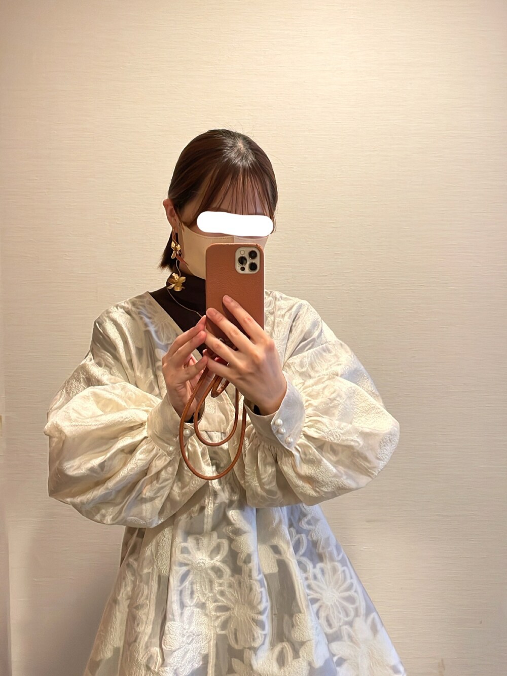 「休日コーデ、acka、淡色コーデ、淡色女子、淡色、ミニワンピ、秋冬コーデ、大人かわいい、低身長、低身長コーデ、おしゃれさんと繋がりたい、未来のWEARISTAプロジェクト、キレイめコーデ、UNIQLO、popup」｜「mecherieのアイテム（ニット/セーター、ブラウン系）」を使った、misakiさん（レディース・153cm）の秋コーディネートの1枚目の写真