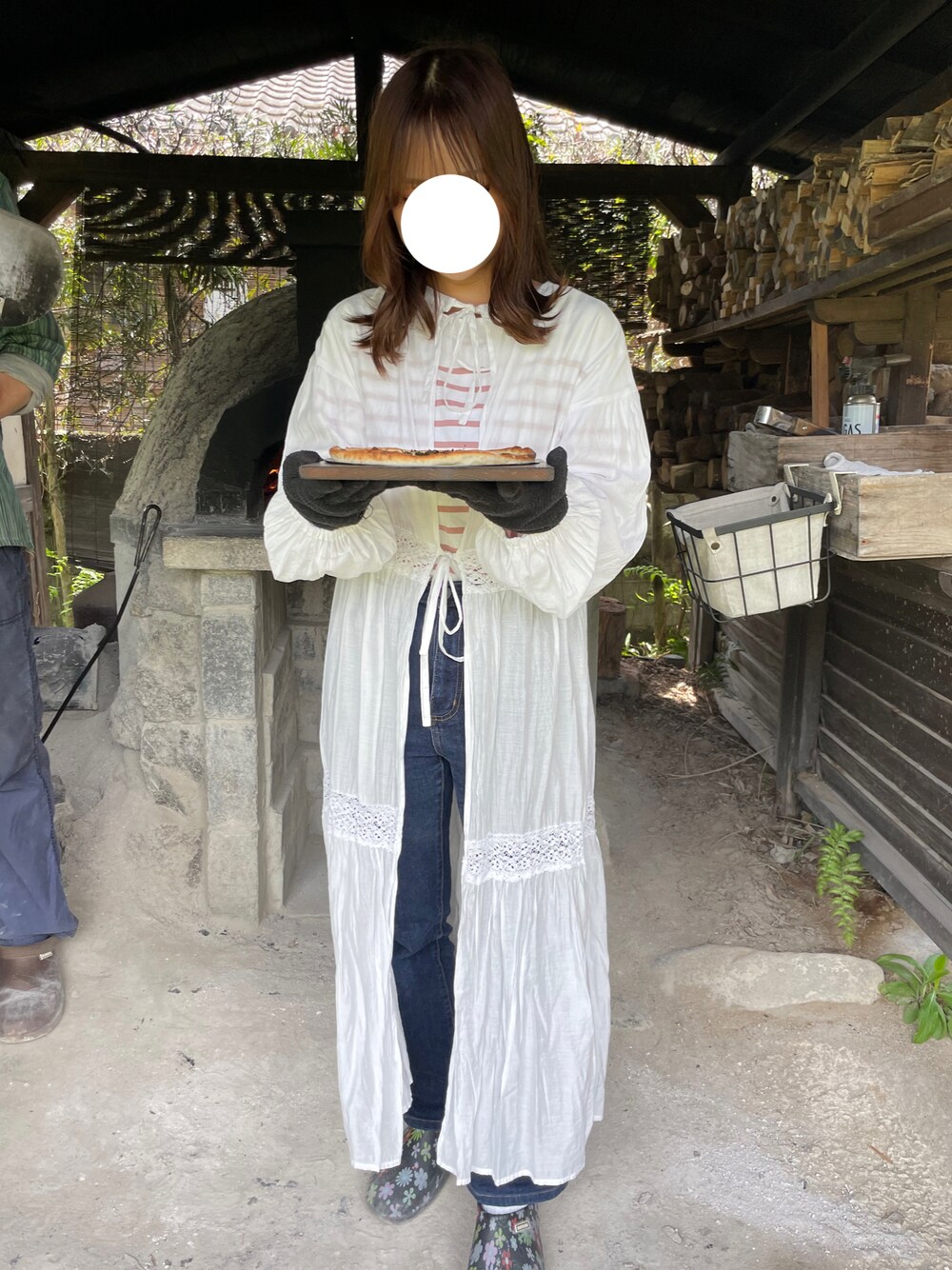 「おでかけコーデ、オトナカジュアル、低身長コーデ、大人可愛い、春コーデ、春、デニム、デニムパンツ、低身長女子、カーディガンワンピース、GU、UNIQLO、プチプラ、プチプラコーデ、お出かけコーデ」｜「UNIQLOのアイテム（トップス、ホワイト系）」を使った、misakiさん（レディース・153cm）の春コーディネートの1枚目の写真