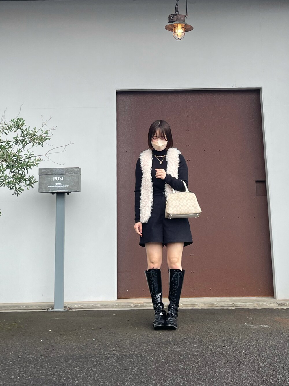「シンプル、冬コーデ、低身長コーデ、モノトーンコーデ、ロングブーツ、ファーベスト」｜「GUのアイテム（ニット/セーター、ベージュ系）」を使った、misakiさん（レディース・153cm）の冬コーディネートの1枚目の写真