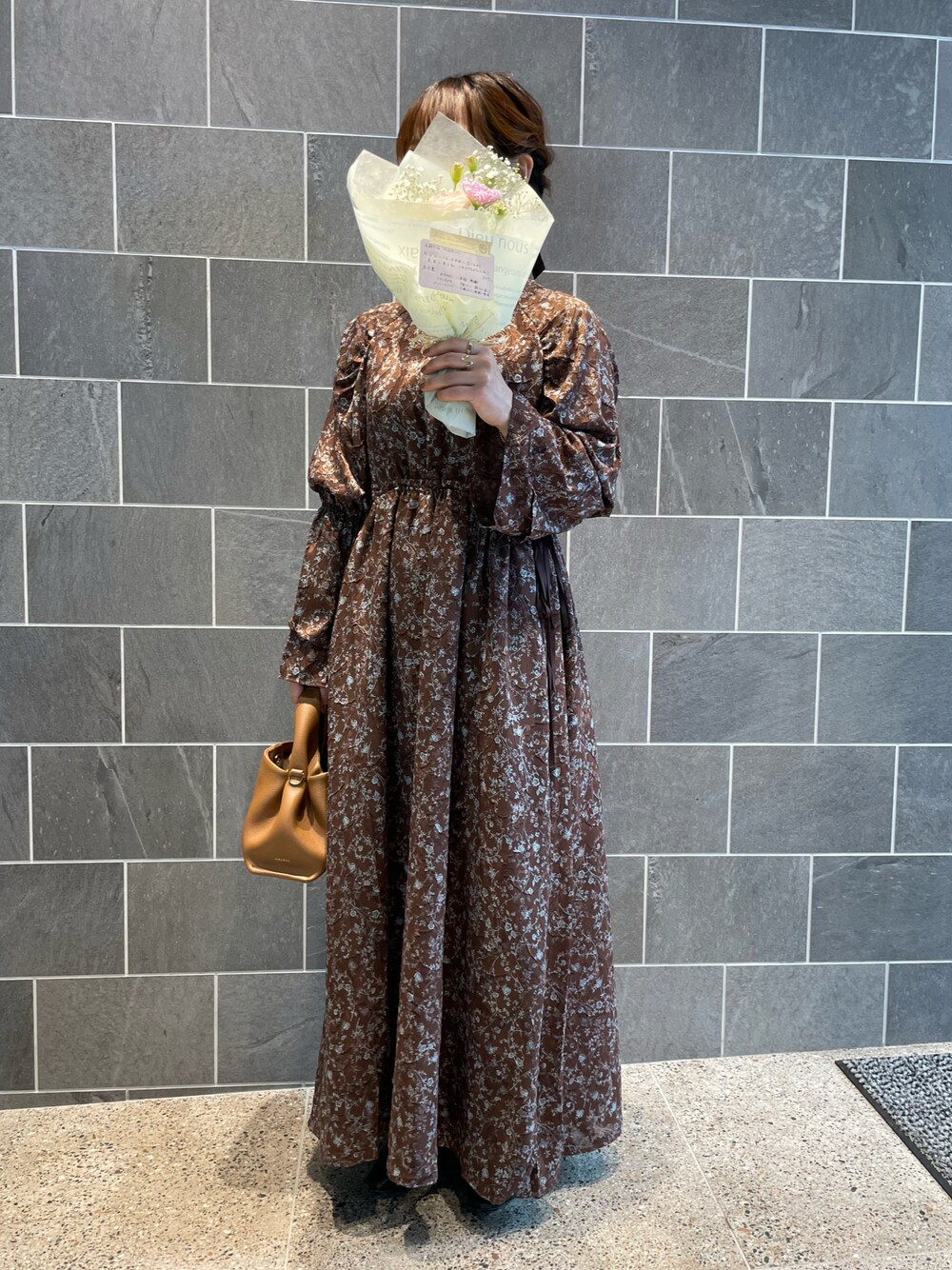 「春コーデ、春服コーデ、オトナ女子、ワンピース、キレイめコーデ、acka、花柄ワンピース、花柄、ロングワンピース、低身長コーデ、polene、春、キレイめ、おしゃれさんと繋がりたい、淡色女子」｜「Ackaのアイテム（ワンピース/ドレス、ブラウン系）」を使った、misakiさん（レディース・153cm）の春コーディネートの1枚目の写真