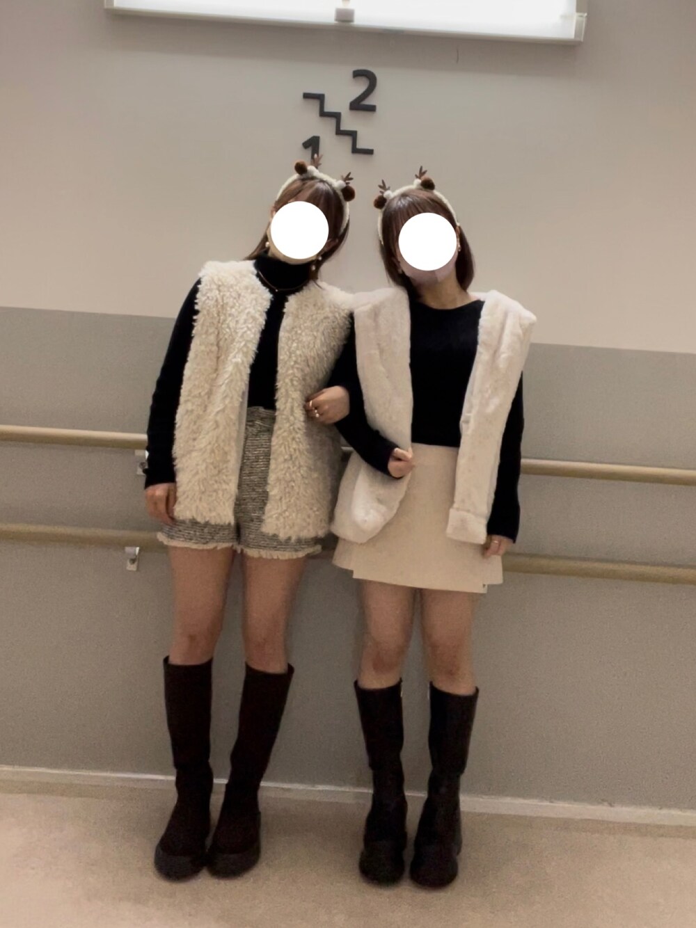 「休日コーデ、双子コーデ、ボアベスト、ロングブーツ、ショートパンツ、クリスマス、クリスマスコーデ、プチプラ、プチプラコーデ、UNIQLO、GRL、Chico、低身長女子、おしゃれさんと繋がりたい、リンクコーデ」｜「UNIQLOのエクストラファインメリノリブタートルネックセーター（長袖）（ニット/セーター、ホワイト系）」を使った、misakiさん（レディース・153cm）の冬コーディネートの1枚目の写真