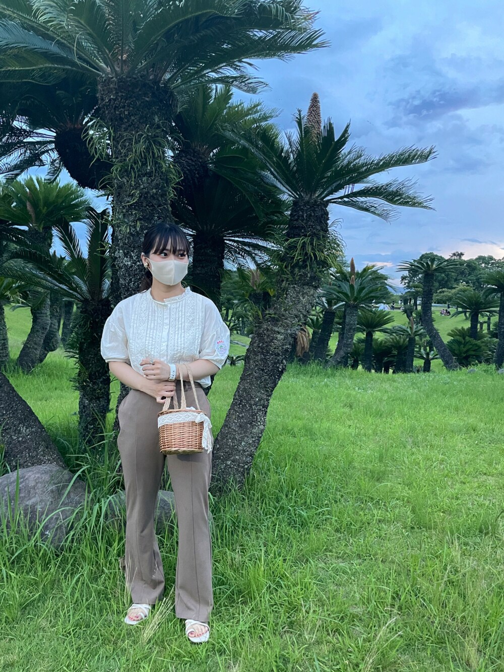 「今日のコーデ、夏コーデ、パンツコーデ、サンダル、淡色コーデ、プチプラコーデ」｜「earth music&ecologyのピンタックレースシャツ ＊（シャツ/ブラウス、ホワイト系）」を使った、misakiさん（レディース・153cm）の夏コーディネートの1枚目の写真