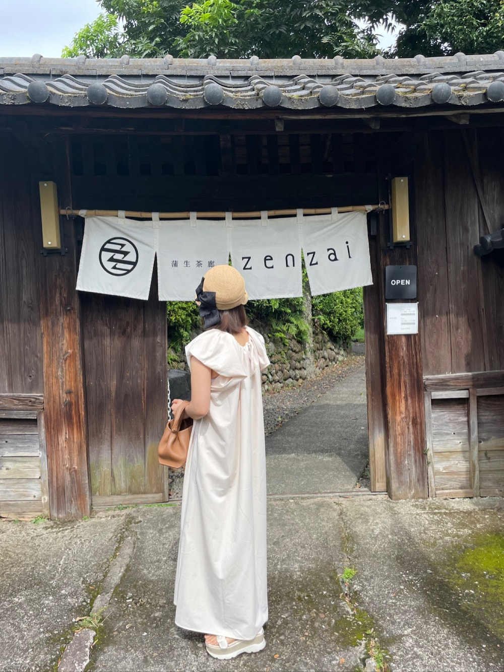 「お出かけコーデ、夏コーデ、夏ファッション、ワンピース、ワンピーススタイル、麦わら帽子、カフェ、カフェ巡り、カフェコーデ、淡色コーデ、淡色女子、淡色、シンプルコーデ、オトナカワイイ、キレイめ」｜「Ackaのアイテム（帽子、ベージュ系）」を使った、misakiさん（レディース・154cm）の夏コーディネートの1枚目の写真