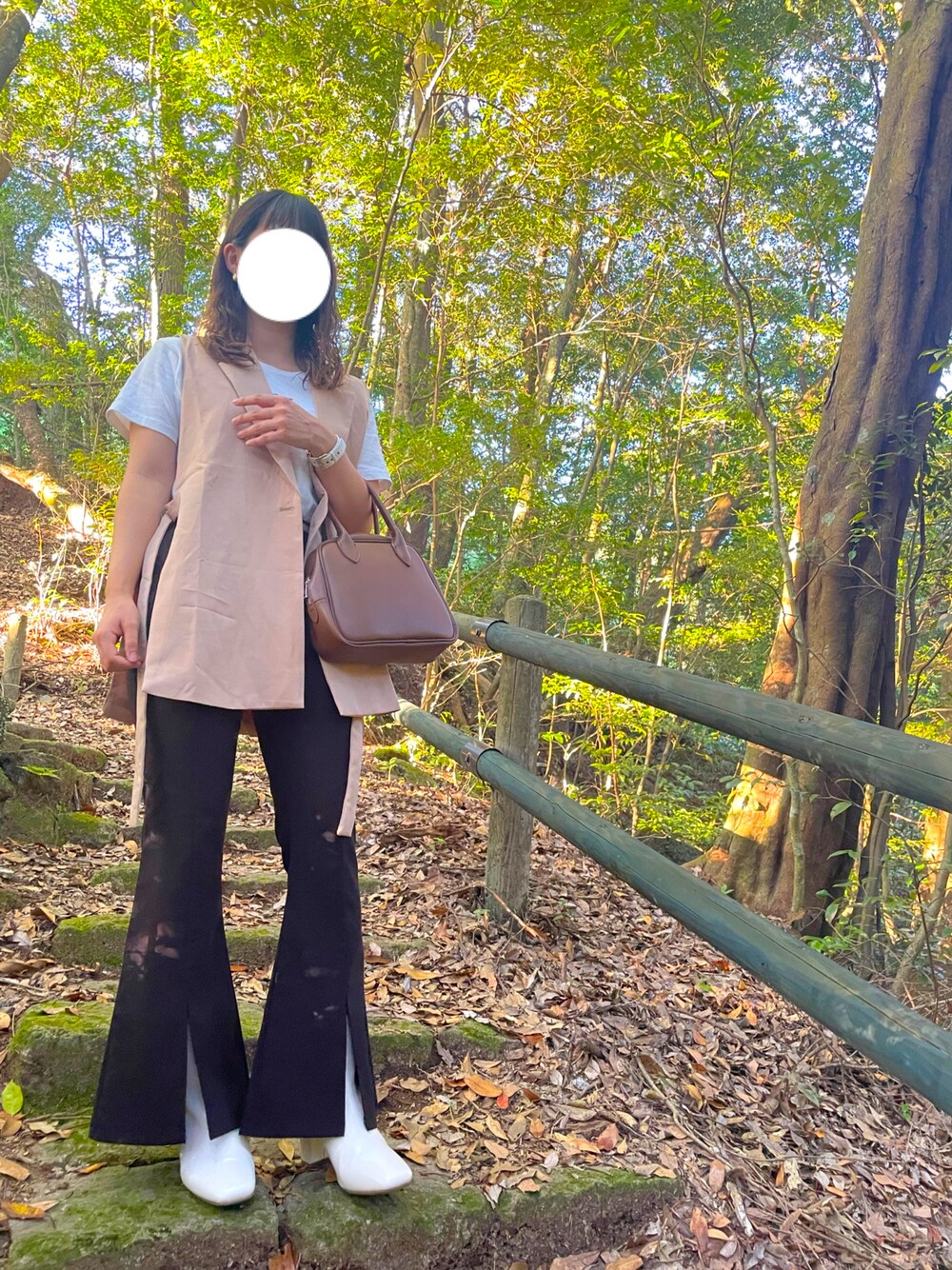 「秋のコーデ、休日コーデ、パンツスタイル、大人カジュアル、ジレ、ジレスタイル、ジレコーデ、プチプラ、ベスト、ショートブーツ、GU」｜「韓国通販のアイテム（その他アウター、ベージュ系）」を使った、misakiさん（レディース・153cm）の秋コーディネートの1枚目の写真