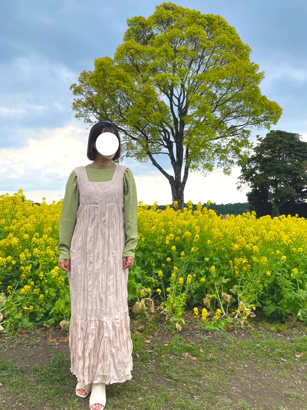 「シンプルコーデ、春夏コーデ、春コーデ、大人かわいい、お洒落さんとつながりたい、ootd、ボリューム袖、リラックススタイル、休日スタイル、プチプラコーデ、ワンピース、archives、アプレジュールクレア、LOWRYSFARM」｜「archivesのアイテム（トップス、グリーン系）」を使った、misakiさん（レディース・153cm）の春コーディネートの1枚目の写真
