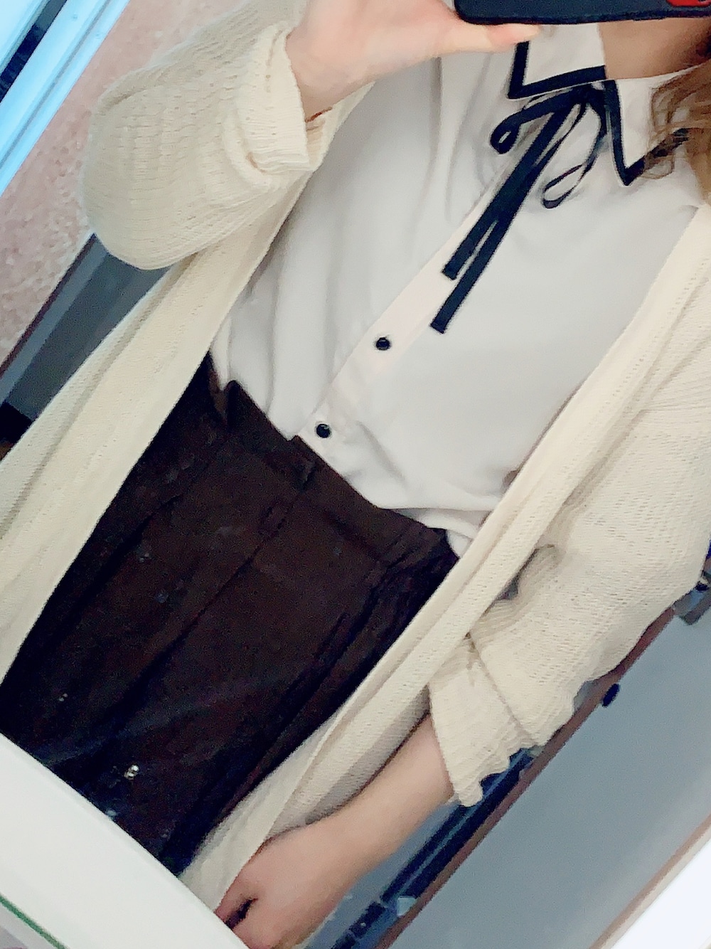 「春服、量産型になりきれない、量産型になりたかった、きれいめカジュアル、大人カジュアル、大人かわいい、プチプラ、きれいめコーディネート、ブラウス、ブラウンスカート、ホワイトカーディガン、白カーディガン、キレイめコーデ」｜「しまむらのアイテム（シャツ/ブラウス、ベージュ系）」を使った、meatさん（レディース・162cm）の春コーディネートの1枚目の写真