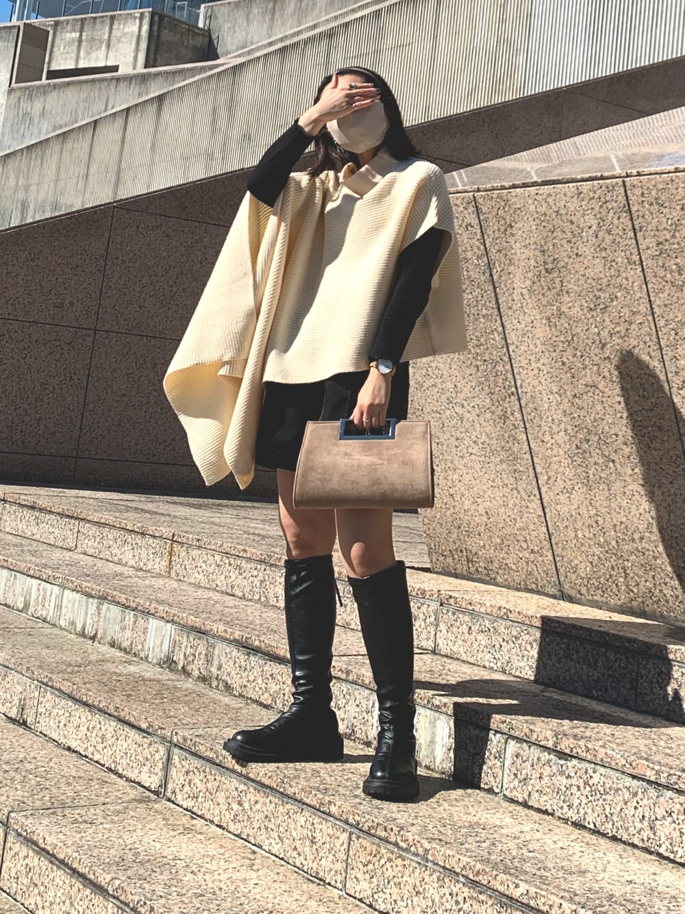 「ショートパンツ、ロングブーツ、ロングブーツコーデ、アシンメトリー、アシンメトリートップス、アシンメトリーニット、クラッチバッグ、カチューシャ、ネイルチップ、美術館コーデ、美術館、モノトーン、モノトーンコーデ」｜「rpsのアイテム（クラッチバッグ、ベージュ系）」を使った、しらまるさん（レディース・153cm）の秋コーディネートの1枚目の写真