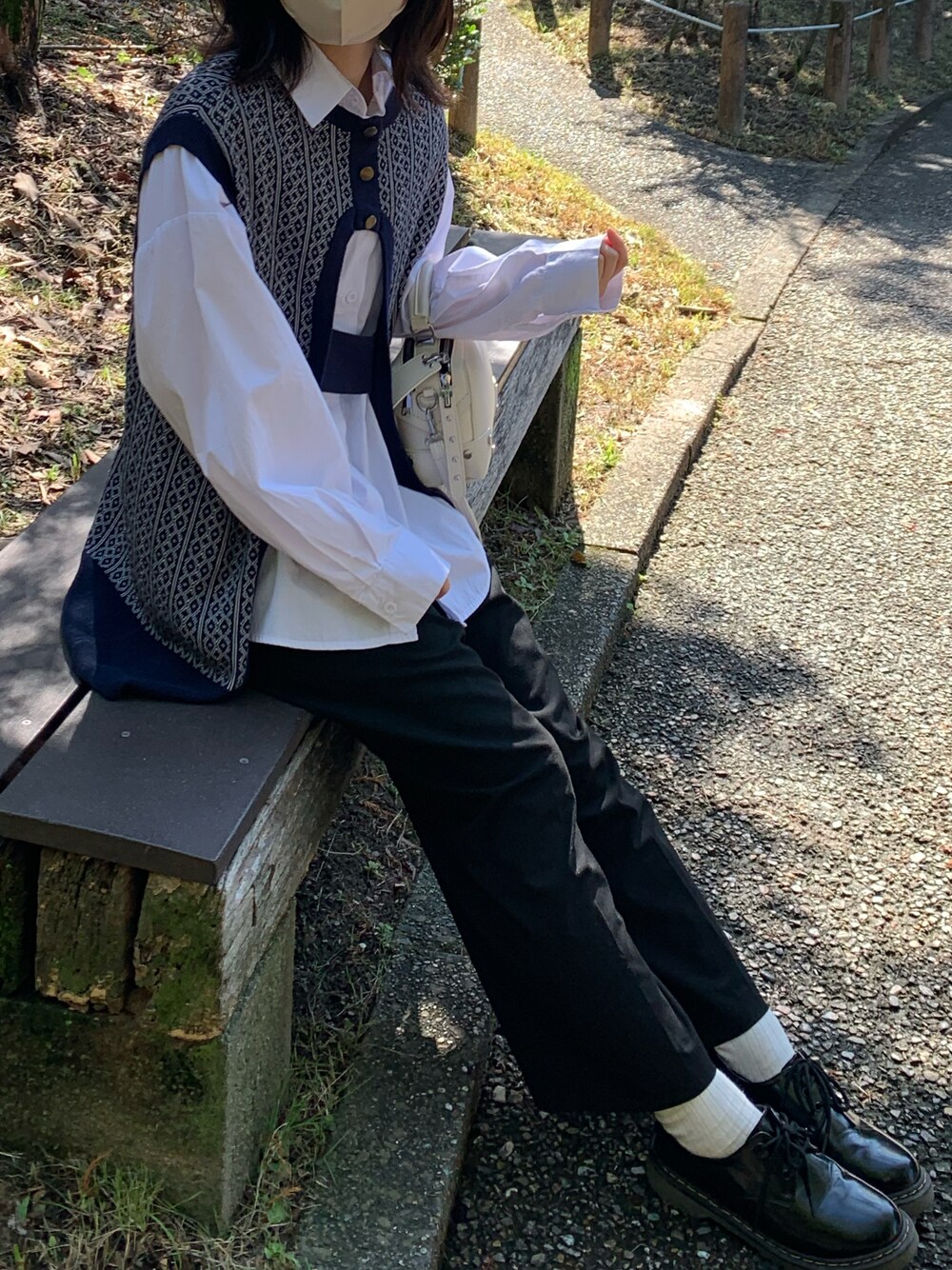 「オトナカジュアル、シンプル、休日スタイル、大人女子、レイヤードスタイル、低身長コーデ、パンツ、ベスト、ベスト×シャツ、ベストコーデ、白シャツ」｜「UNIQLOのアイテム（パンツ、ブラック系）」を使った、しらまるさん（レディース・153cm）の秋コーディネートの1枚目の写真