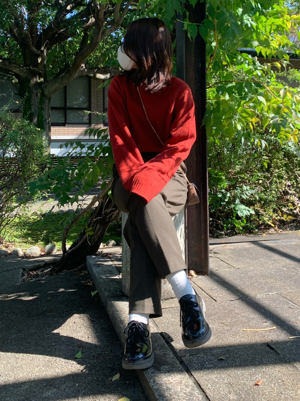 「ユニクロ、ユニクロコーデ、秋コーデ、赤ニット、ブラウンパンツ、白靴下、綺麗めコーデ、パンツスタイル、骨格ウェーブ、セーター、スラックス、スラックスパンツ、ローファー、ローファー×靴下」｜「UNIQLOのアイテム（ニット/セーター、レッド系）」を使った、しらまるさん（レディース・153cm）の秋コーディネートの1枚目の写真