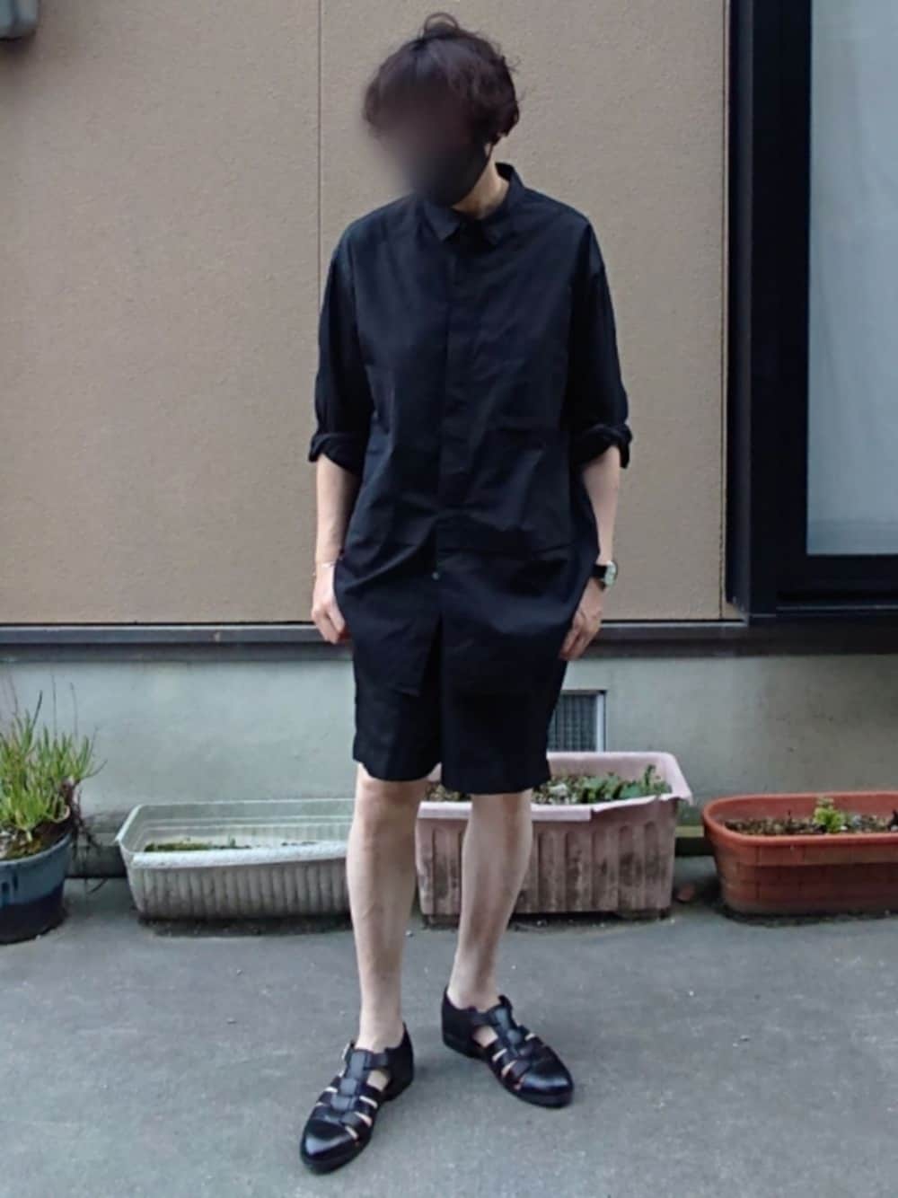 ブラック系のサンダル、ブラック系のシャツ/ブラウスを着用したメンズの夏コーディネートの1枚目の写真