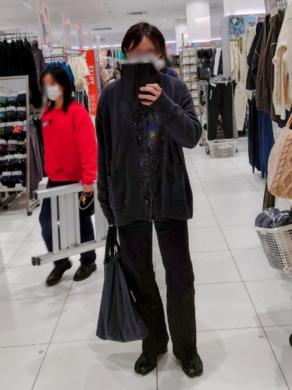「足袋ブーツ、オトナカジュアル、UNIQLO、ブーツ、カーティガン」｜「Maison MargielaのMaison Margiela タビアンクルシューズ（ブーツ、ブラック系）」を使った、tyaさん（メンズ・171cm）の冬コーディネートの1枚目の写真
