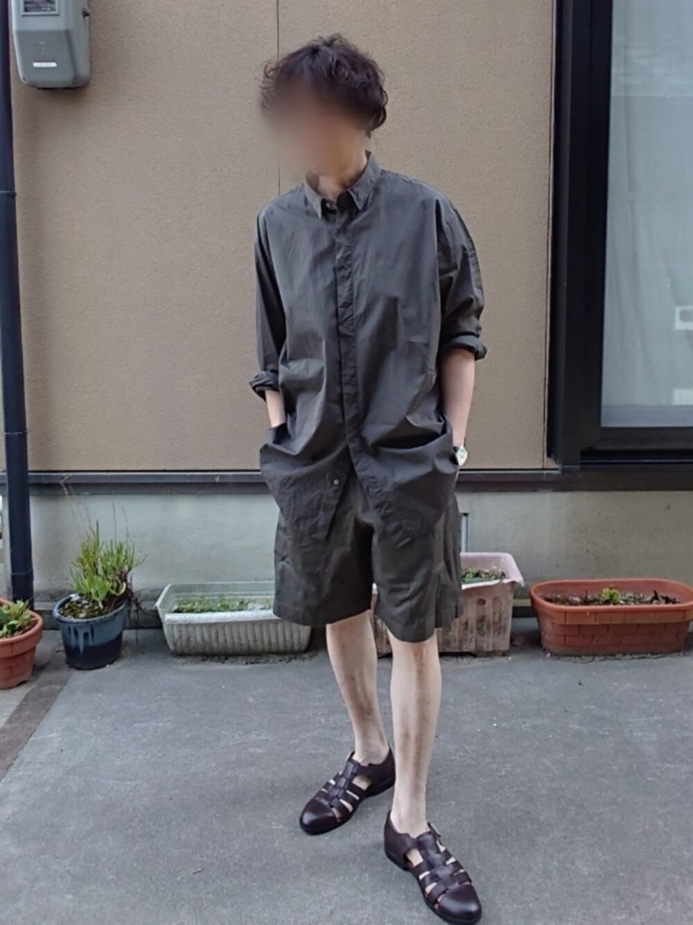 ブラウン系のサンダル、グレー系のシャツ/ブラウス、グレー系のその他パンツを着用したメンズの夏コーディネートの1枚目の写真