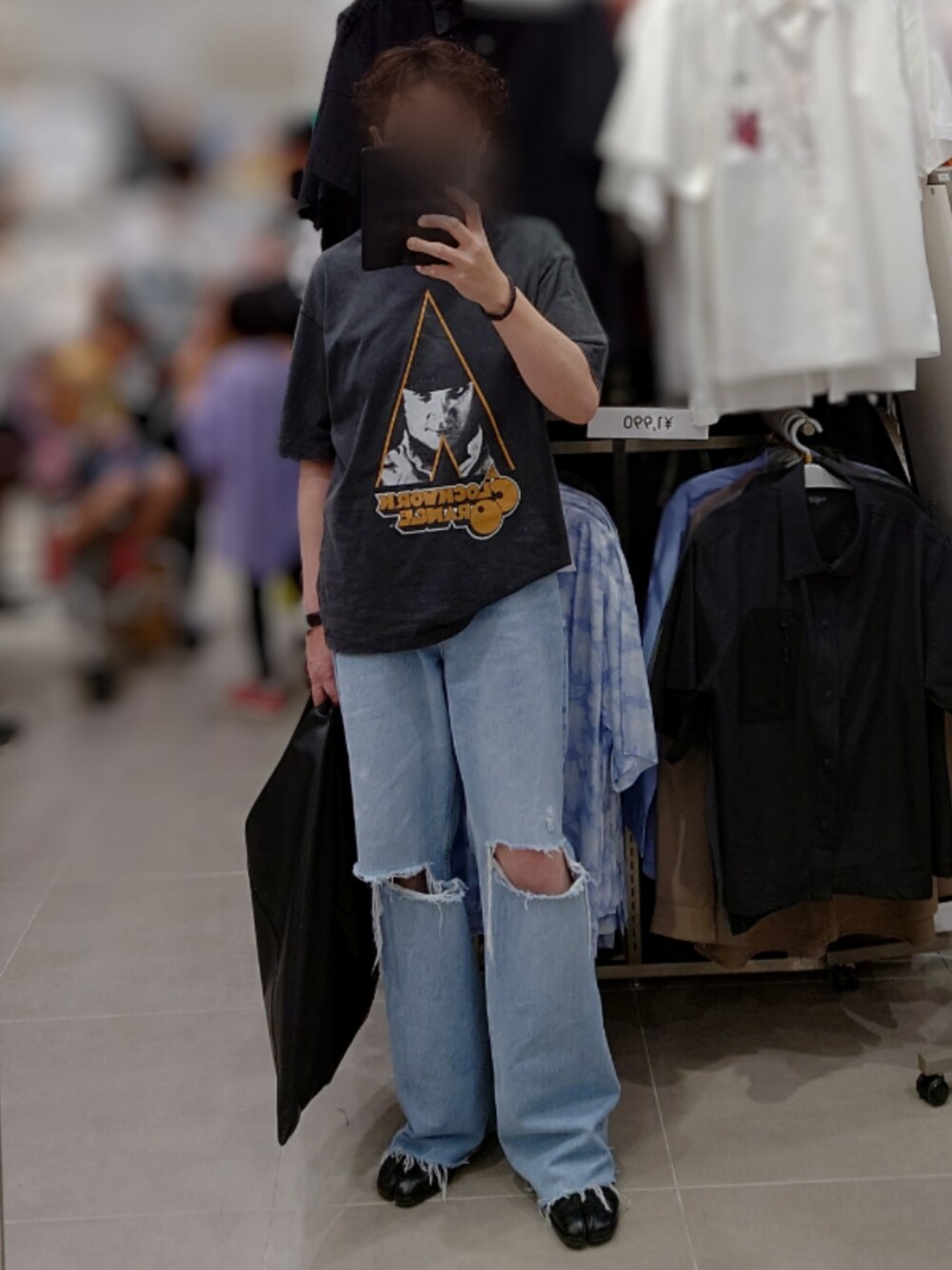 「夏コーデ、デニムパンツ、ワイドパンツ、デニム」｜「GUのアイテム（Tシャツ/カットソー、ブラック系）」を使った、tyaさん（メンズ・171cm）の春コーディネートの1枚目の写真