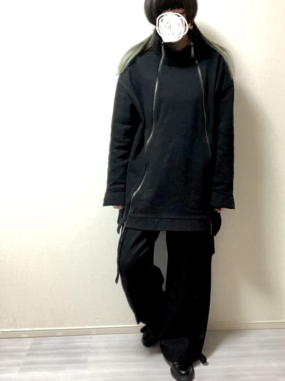 「#ブラック、カーゴパンツ、黒、オールブラック、ドクターマーチン」｜「NOT CONVENTIONALのアイテム（トップス、ブラック系）」を使った、ひぃさん（レディース・163cm）の春コーディネートの1枚目の写真