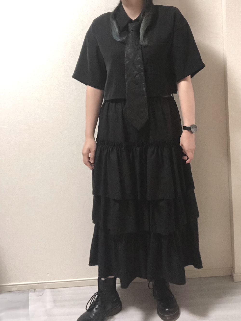 「ロングスカート、ネクタイ、ショート丈トップス、黒、黒コーデ、ブラック、ブーツ、ブラックコーデ」｜「HAREのJAPANジャガードネクタイ(HARE)（ネクタイ、ブラック系）」を使った、ひぃさん（レディース・163cm）の夏コーディネートの1枚目の写真