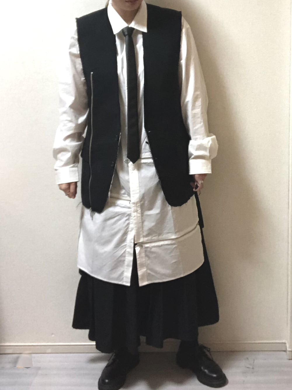 「ブラック、モノトーンコーデ、シャツ、ベスト、ベスト×シャツ、ネクタイ」｜「HAREのレザーライクネクタイ(HARE)（ネクタイ、ブラック系）」を使った、ひぃさん（レディース・163cm）の秋コーディネートの1枚目の写真