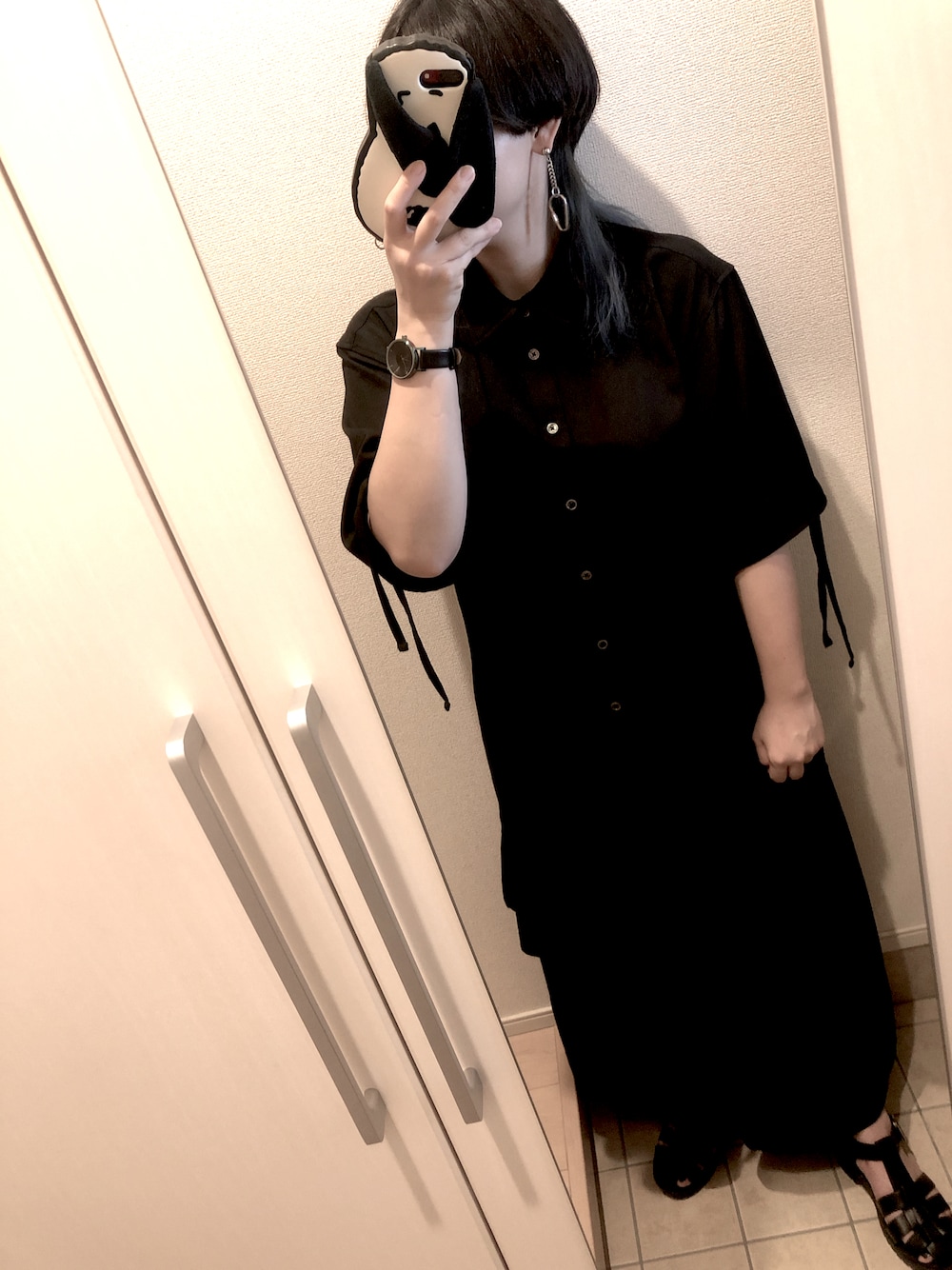 「オールブラック、黒、ブラック、シャツ、ハカマパンツ、グルカサンダル」｜「NOT CONVENTIONALのT/R hakama pant（その他パンツ、ブラック系）」を使った、ひぃさん（レディース・163cm）の夏コーディネートの1枚目の写真
