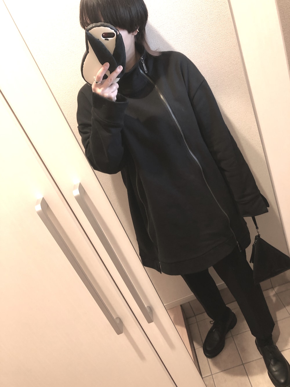 「黒、オールブラック、テーパードパンツ、GU、ドクターマーチン、ショルダーバッグ」｜「GUのアイテム（パンツ、ブラック系）」を使った、ひぃさん（レディース・163cm）の春コーディネートの1枚目の写真