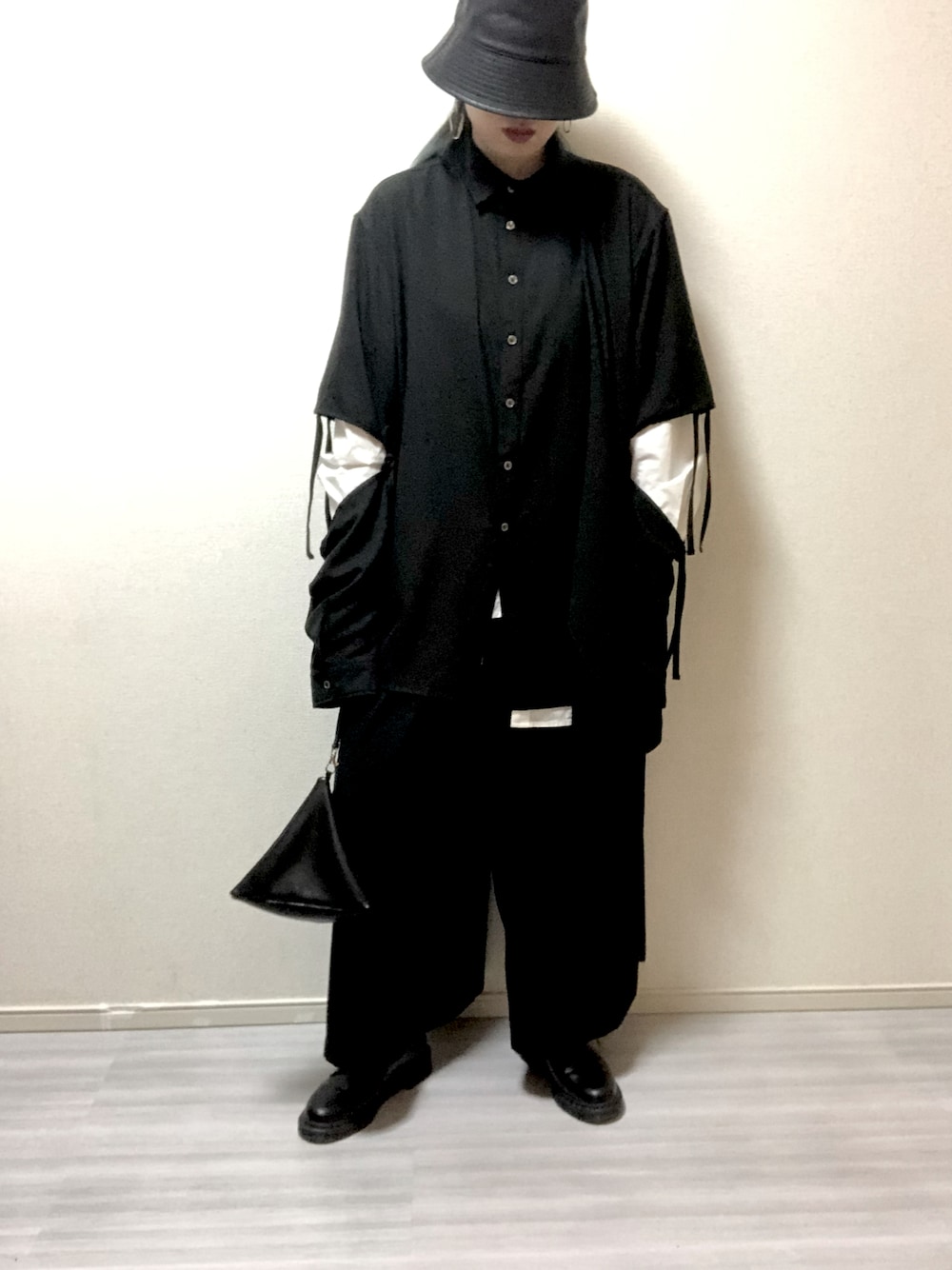 「モノトーン、モノトーンコーデ、レイヤードスタイル、バケットハット、シャツ、ハカマパンツ、Dr.Martens」｜「LOWRYS FARMのバケットハット　891375（ハット、ブラック系）」を使った、ひぃさん（レディース・163cm）の秋コーディネートの1枚目の写真