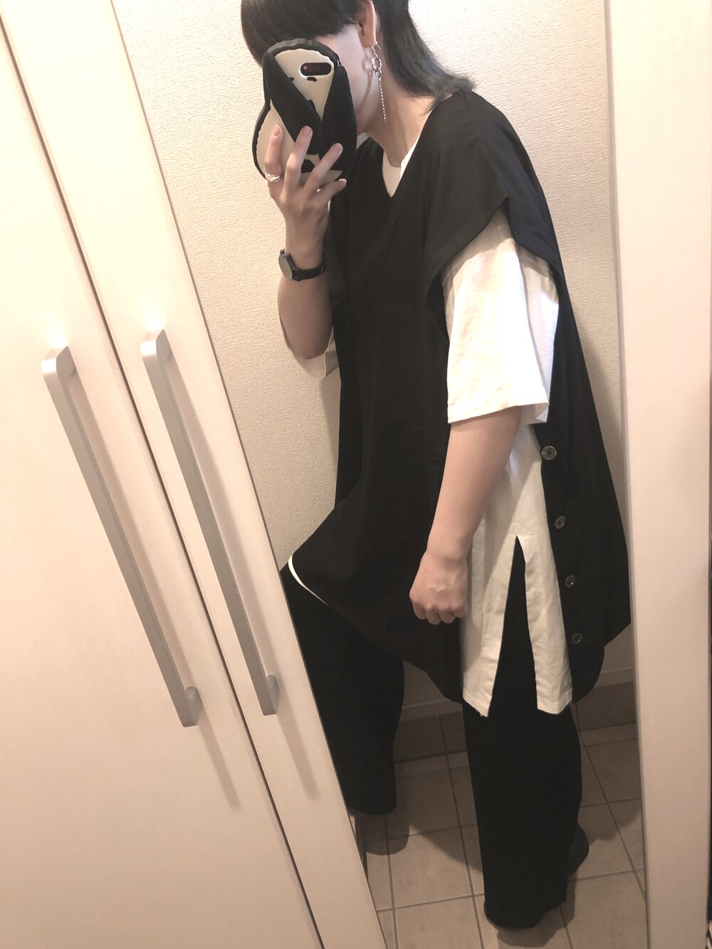 「シンプル、ワイドパンツ、ブラック、黒、ロングシャツ、Vネック、レイヤードスタイル」｜「NOT CONVENTIONALのアイテム（トップス、ブラック系）」を使った、ひぃさん（レディース・163cm）の夏コーディネートの1枚目の写真