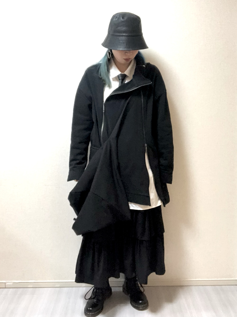 「黒、ブーツスタイル、スカート、ブーツ、ネクタイ、バケットハット、レザー、ショルダーバッグ、シャツ」｜「Dr. MartensのDr.martens/ドクターマーチン 1460Z 8EYE BOOT ８ホール ブーツ 人気定番 正規取扱店 10072004（ブーツ、ブラック系）」を使った、ひぃさん（レディース・163cm）の冬コーディネートの1枚目の写真