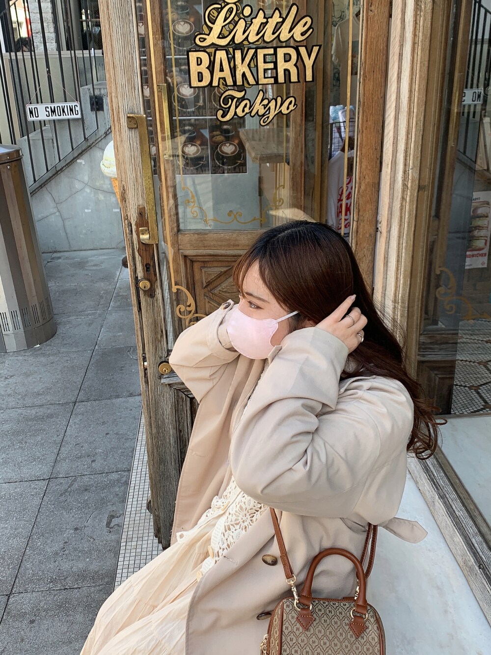 「春、低身長、休日スタイル、春アウター、ショートブーツ、トレンチコート、低身長コーデ、春コーデ、ワンピース、淡色コーデ」｜「Dream gardenのストライプティアードワンピース（ワンピース、ベージュ系）」を使った、ゆかさん（レディース・140cm）の冬コーディネートの1枚目の写真