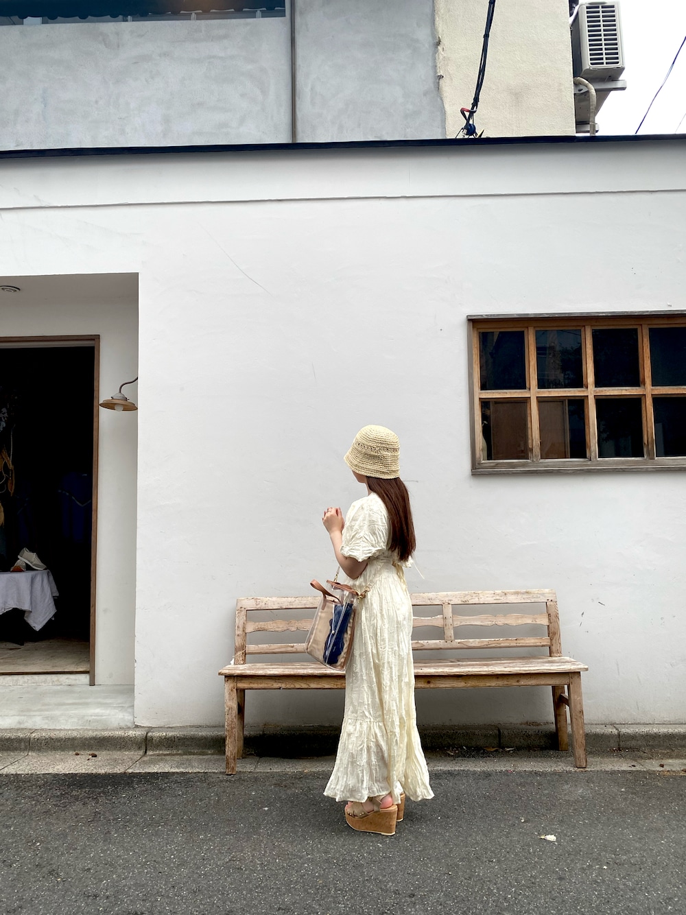 「休日スタイル、低身長コーデ、厚底シューズ、ロングワンピース、大人ガーリー、低身長、ワンピース、今日のコーデ」｜「mily biletの【mily bilet】上品に肌魅せ。シアージャガード花柄クリンクルワンピース（ワンピース、ホワイト系）」を使った、ゆかさん（レディース・140cm）の秋コーディネートの1枚目の写真