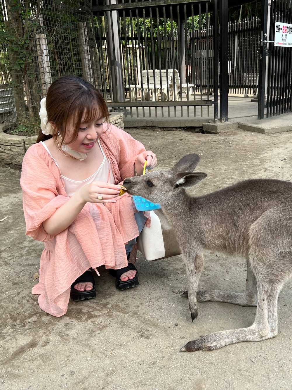 「大人かわいい、低身長、低身長コーデ、デニムパンツ、厚底サンダル、夏コーデ、真夏のアクティブスタイル、大人カジュアル」｜「one after another NICE CLAUPの３Wayティアードチュニック（チュニック、オレンジ系）」を使った、ゆかさん（レディース・140cm）の夏コーディネートの1枚目の写真