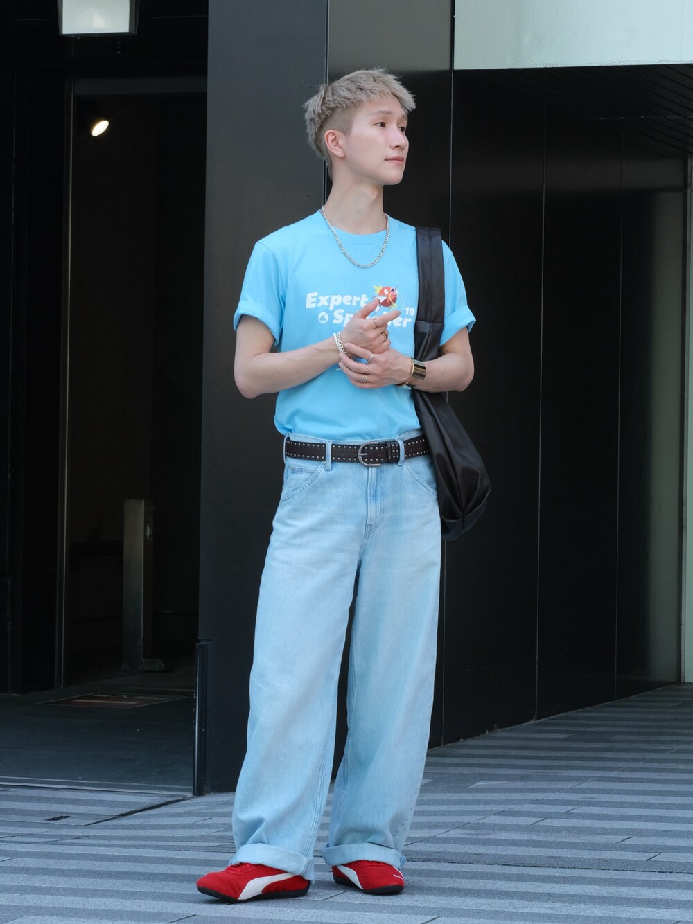 レッド系のスニーカー、ブルー系のTシャツ/カットソー、ブルー系のデニムパンツを着用したメンズの夏コーディネートの1枚目の写真