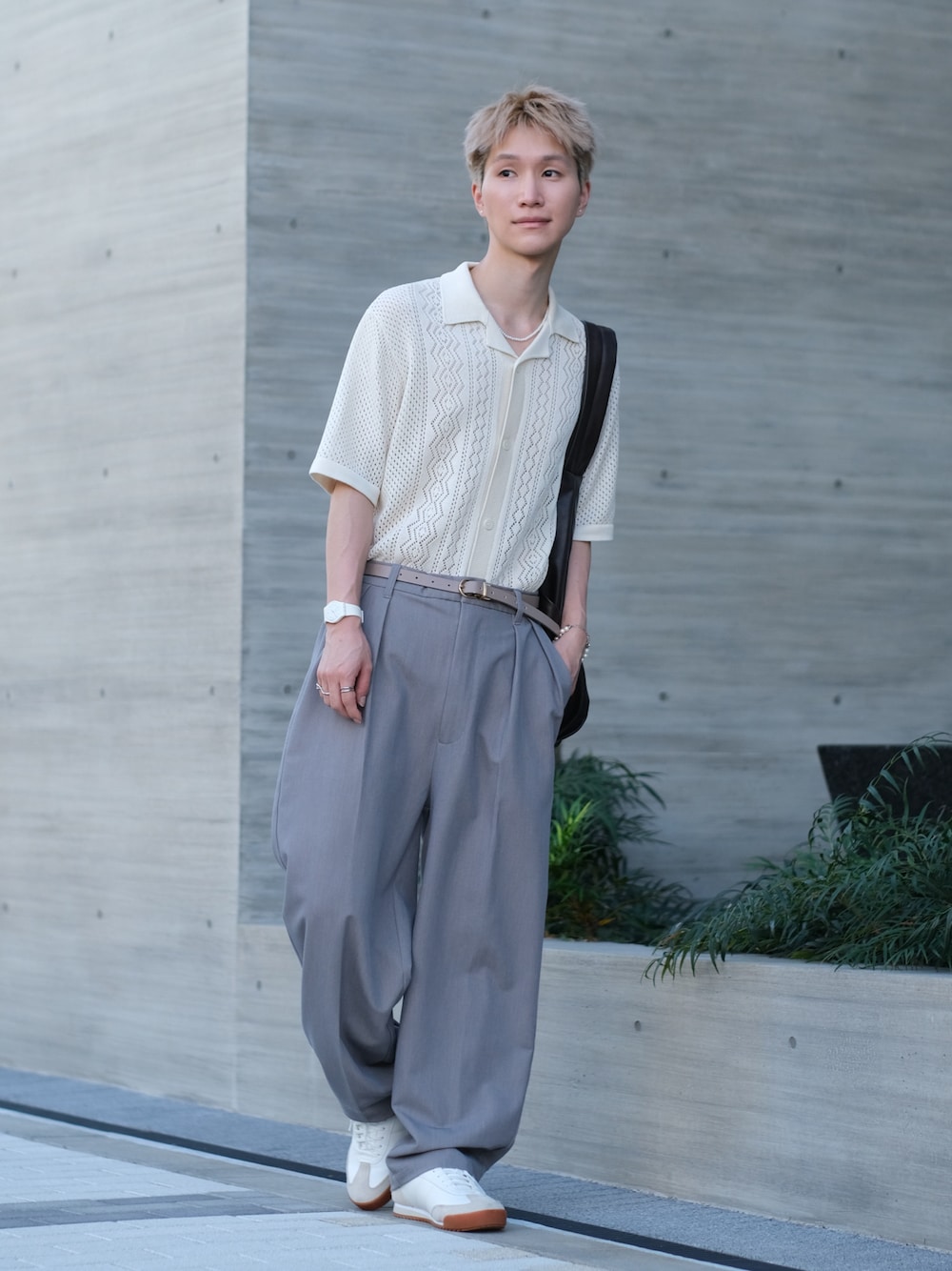 ベージュ系のその他パンツ、ホワイト系のシャツ/ブラウス、ブラウン系のショルダーバッグを着用したメンズの夏コーディネートの1枚目の写真