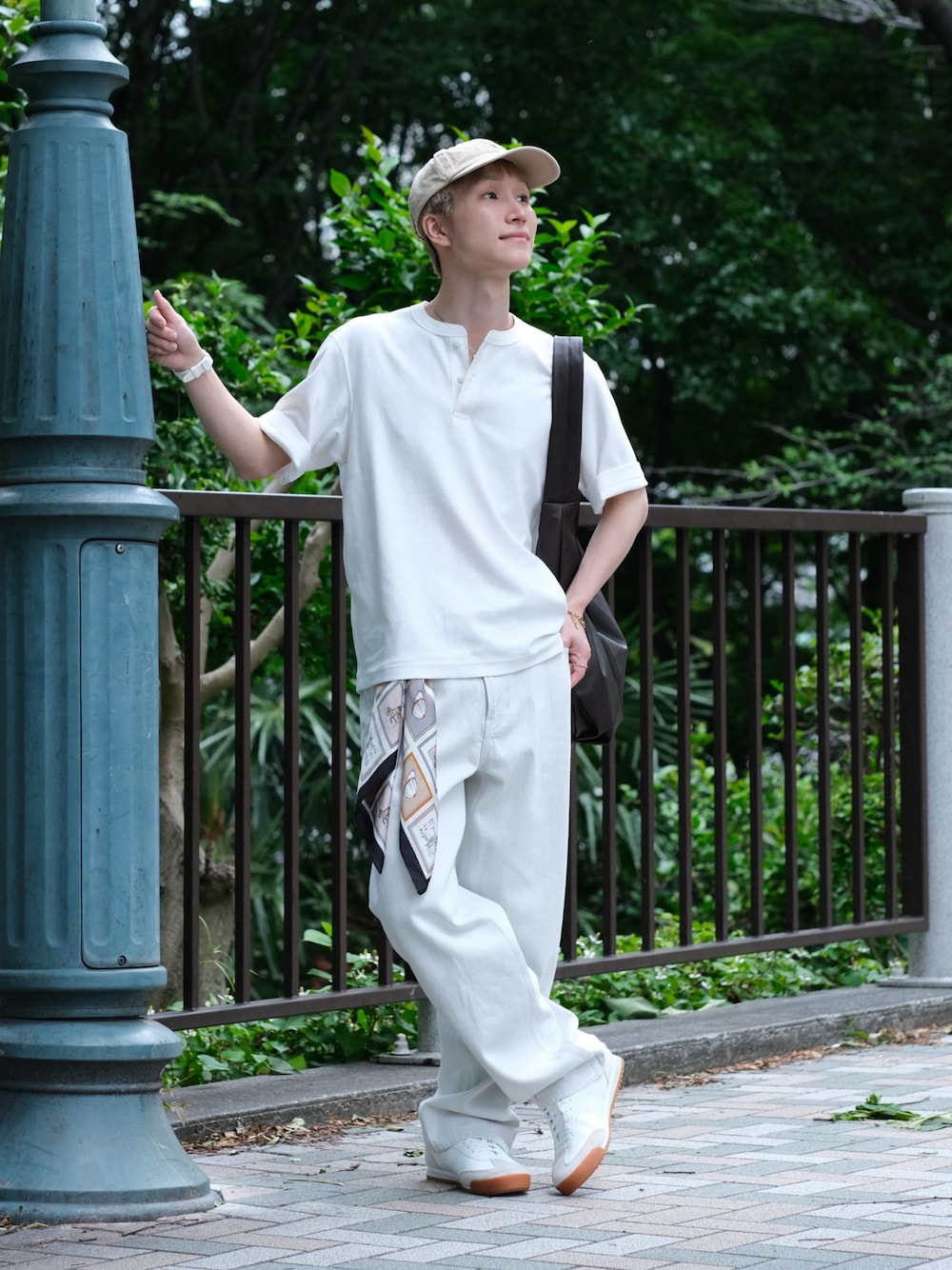 「スカーフ、スニーカー、白パンツ、白Tシャツ、Tシャツ、ワイドパンツ、キャップ、ショルダーバッグ、シンプルコーデ、デートコーデ、淡色コーデ、モノトーン、デニム、プチプラ、古着MIX」｜「SPINNSの【13種類】総柄スカーフ（バンダナ/スカーフ、その他）」を使った、いったさん（骨格ナチュラル・メンズ・169cm）の夏コーディネートの1枚目の写真