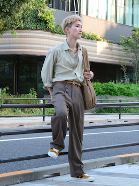 「スラックス」｜「アイテム（スニーカー）」を使った、いったさん（メンズ・169cm）の秋コーディネート