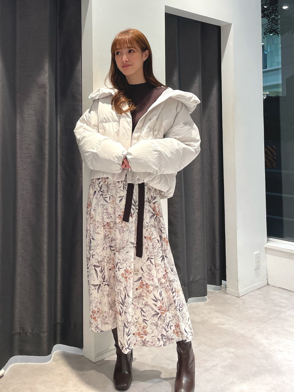 「ワンピース、デート、デートコーデ、花柄、ロングワンピース、ショートダウン」｜「MERCURYDUOのアライドショートダウンコート（ダウンジャケット/コート、ホワイト系）」を使った、長澤 実果さん（レディース・160cm）の秋コーディネートの1枚目の写真