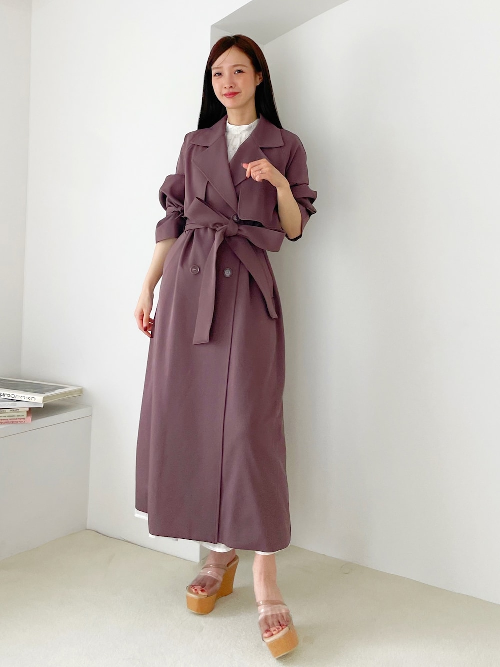 「トレンチコート、マーキュリーデュオ(MERCURYDUO)、ワンピース」｜「MERCURYDUOのバックチュールトレンチ（トレンチコート、ブラウン系）」を使った、長澤 実果さん（レディース・160cm）の春コーディネートの1枚目の写真