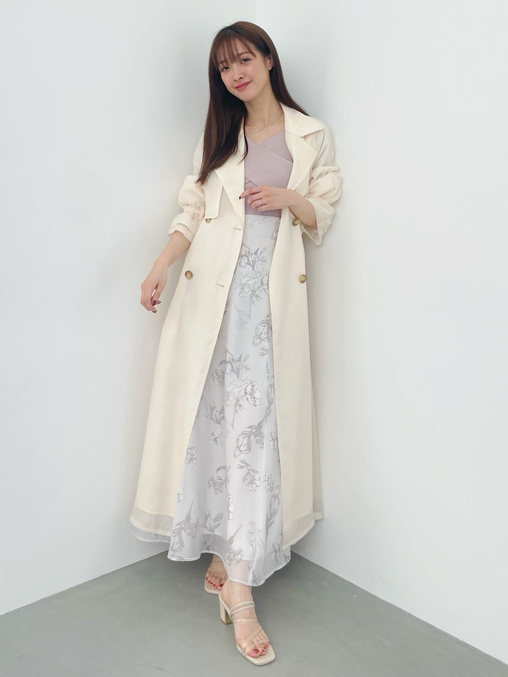 「マーキュリーデュオ(MERCURYDUO)、ワンピース、トレンチコート」｜「MERCURYDUOのバックレースアップニットドッキングワンピース（ワンピース、ベージュ系）」を使った、長澤 実果さん（レディース・160cm）の春コーディネートの1枚目の写真