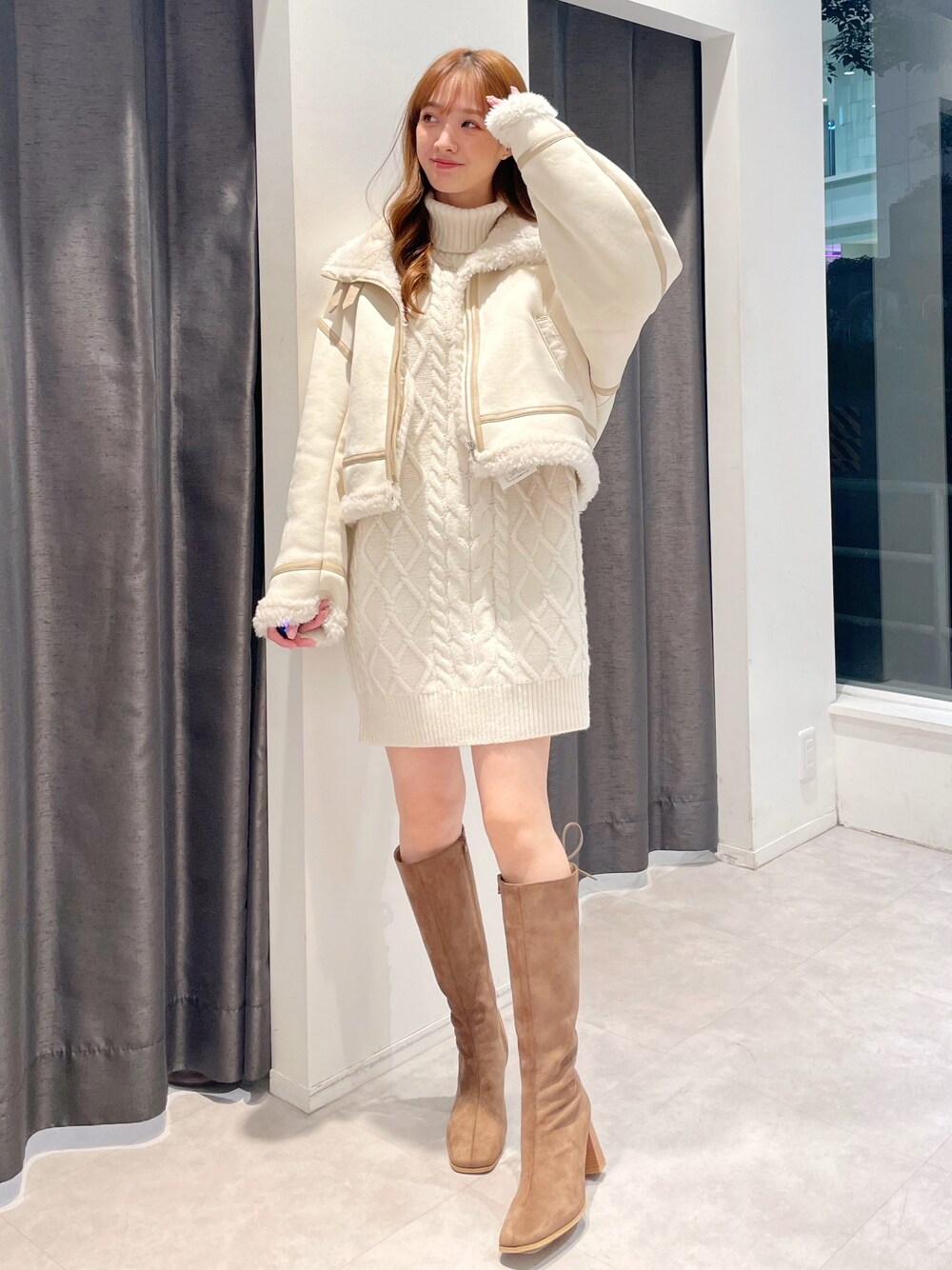 「デニム、デート、デートスタイル（WOMEN）、ムートンコート、ロングブーツ、クリスマス」｜「MERCURYDUOのフェイクムートンボンバージャケット（ムートンコート、ホワイト系）」を使った、長澤 実果さん（レディース・160cm）の秋コーディネートの1枚目の写真