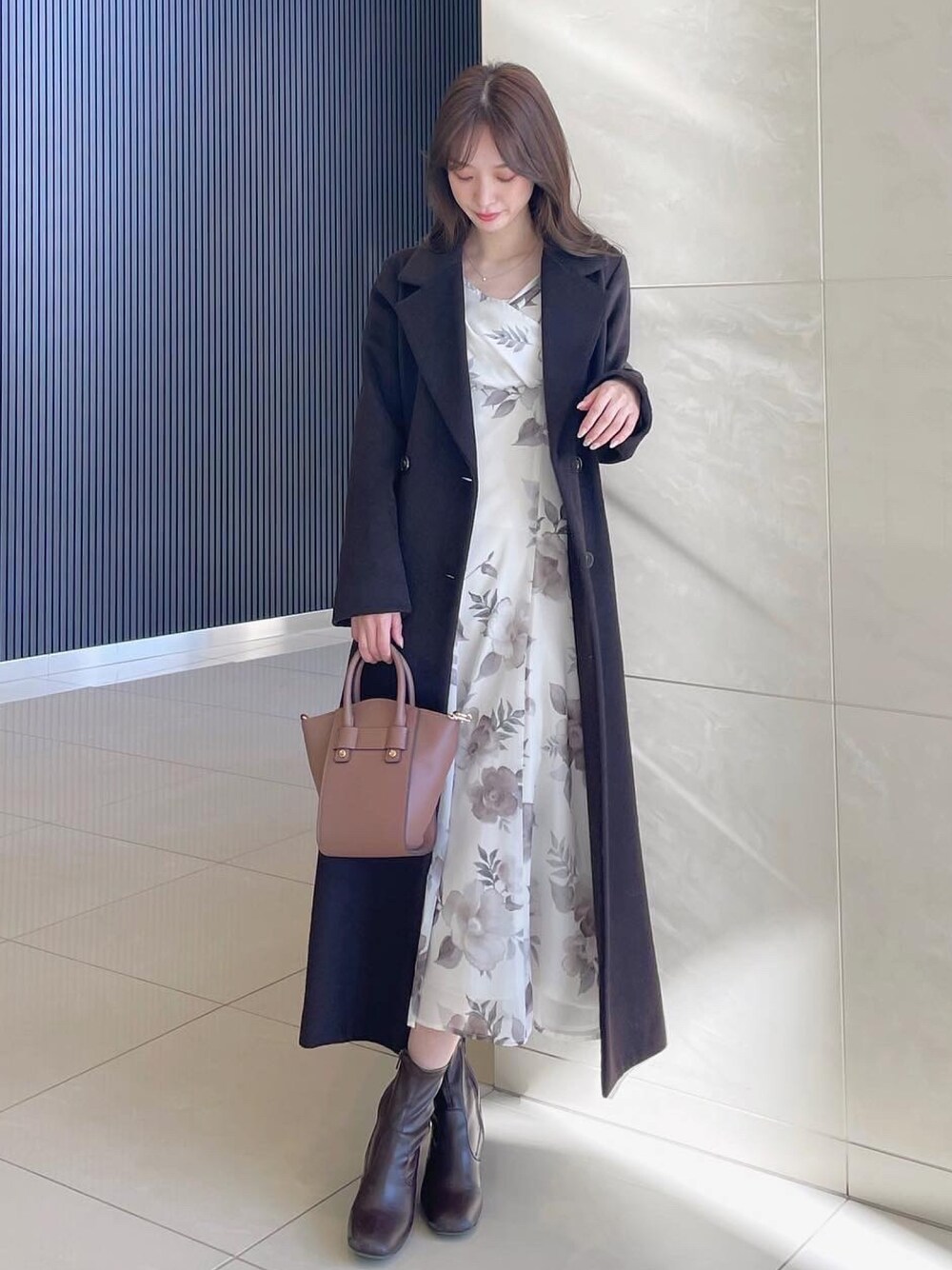 「花柄ワンピース、デートスタイル（WOMEN）、ワンピース、コート」｜「MERCURYDUOのぼかしフラワーレディーカシュクールワンピース（ワンピース、ホワイト系）」を使った、長澤 実果さん（レディース・160cm）の冬コーディネートの1枚目の写真