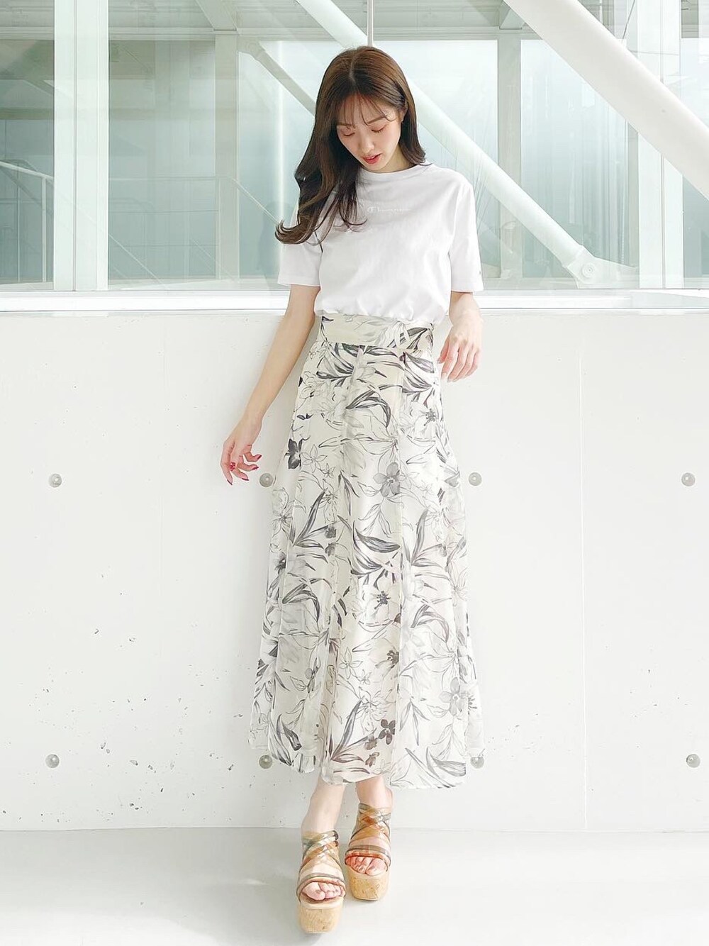 「マーキュリーデュオ(MERCURYDUO)、スカート、チャンピオン、Tシャツ」｜「ChampionのChampion別注ロゴ入りTシャツ（Tシャツ/カットソー、ホワイト系）」を使った、長澤 実果さん（レディース・160cm）の春コーディネートの1枚目の写真